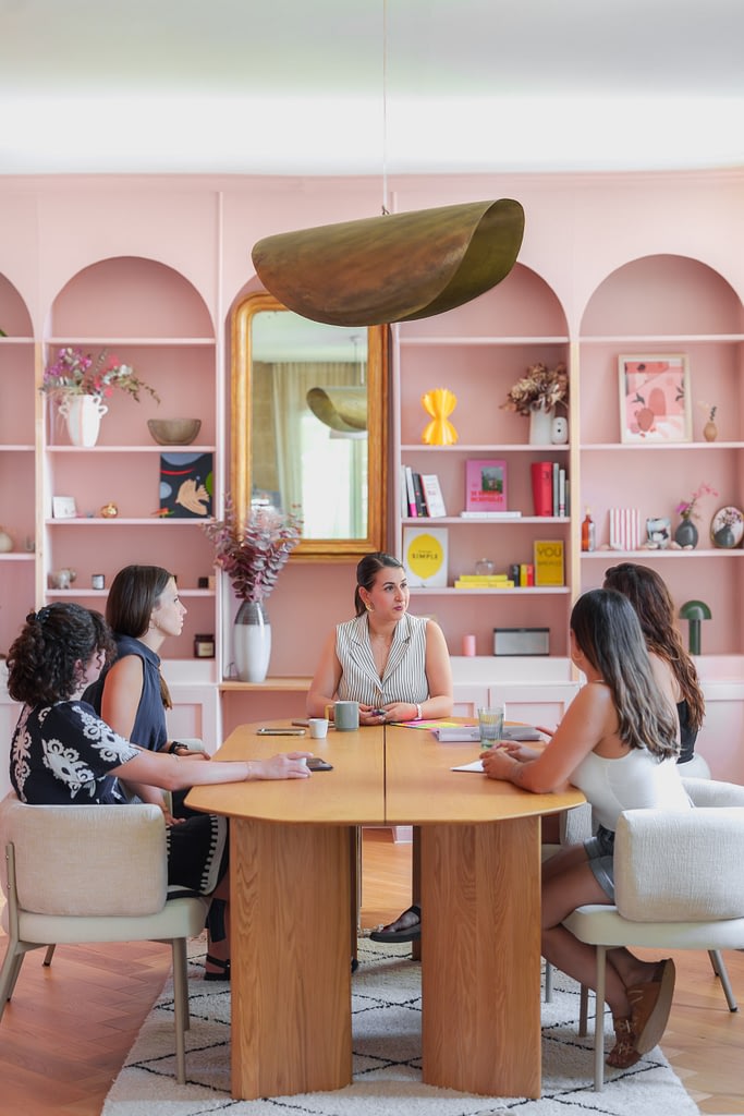 Photo de cinq femmes entrepreneures autour d’une table lors d’un shooting collectif]